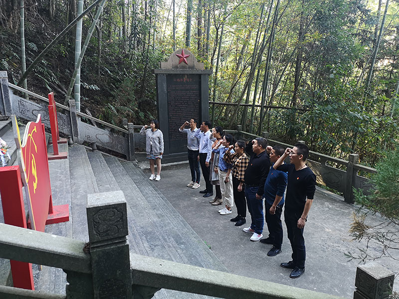 區(qū)城建投黨支部開展革命傳統(tǒng)教育“緬懷先烈、重溫誓詞”主題黨日活動(dòng)