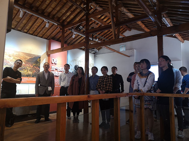 區(qū)城建投黨支部開展革命傳統(tǒng)教育“緬懷先烈、重溫誓詞”主題黨日活動(dòng)