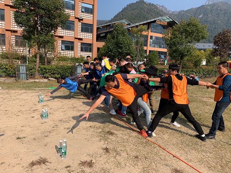 不忘初心、繼續(xù)前行、同心同行、勇攀高峰——屯溪城建投公司開(kāi)展“不忘初心、牢記使命”主題教育素質(zhì)拓展訓(xùn)練