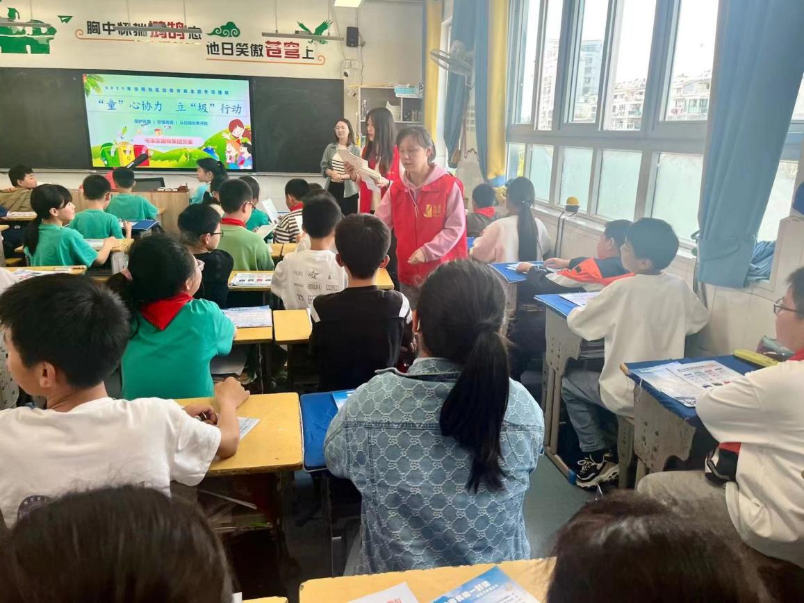 “攜手共筑美好家園”——開展垃圾分類宣傳、小區(qū)衛(wèi)生整治志愿者活動