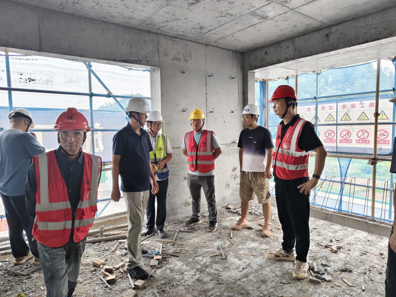 平安迎國(guó)慶，我們?cè)谛袆?dòng)