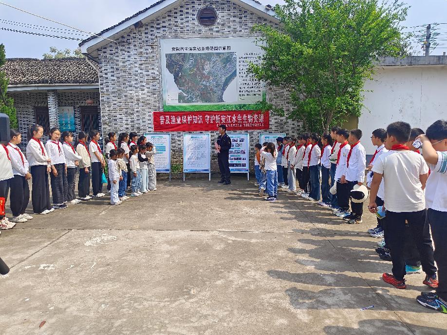 區(qū)關(guān)工委組織學(xué)生到實(shí)驗(yàn)茶場開展茶文化主題實(shí)踐活動(dòng)